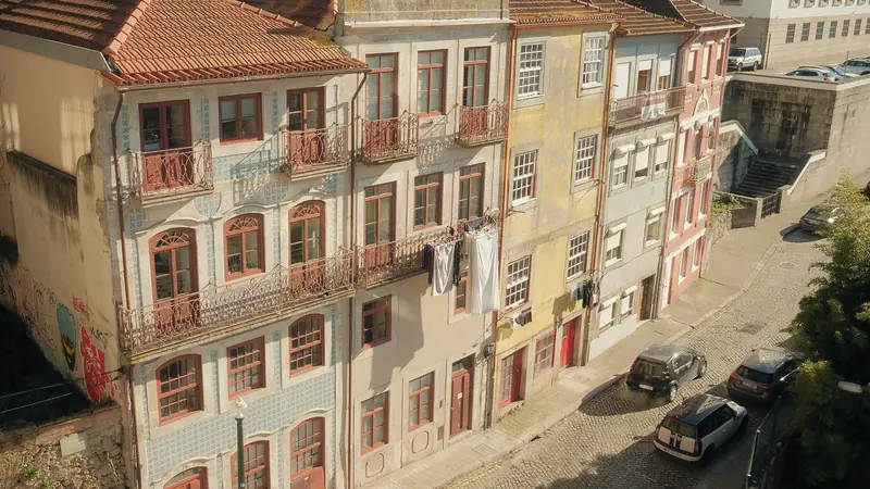 Façades d'immeubles résidentiels anciens alignés le long d'une rue